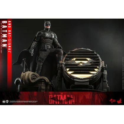 Batman And Bat-Signal - Hot Toys MMS641 The Batman 1/6th Scale Collectible Set 5 Batman And Bat-Signal - Hot Toys MMS641 The Batman 1/6th Scale Collectible Set - Image 5